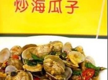 step2: 入油於鍋內，爆香豆鼓、薑末、蒜末和辣椒片，再放入海瓜子加蓋燜煮，