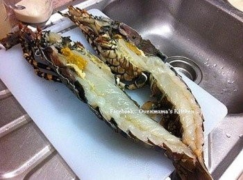 step2: 龍蝦洗淨，去腮，切成大件，瀝乾水份備用 / 用毛巾吸去龍蝦件上水分，撲小許生粉，下鑊半煎炸至熟，
   離鑊瀝油