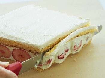 step17: 用溫熱過的刀切掉蛋糕側邊，讓草莓的切口露出來。