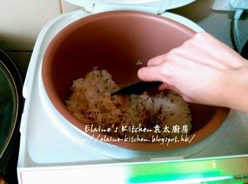 step12: 臘味飯煮好後 , 將臘肉 , 潤腸及臘腸分別切片 , 飯拌勻即可