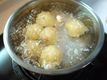 step2: 取一鍋水加入少許鹽巴,將黃金馬鈴薯放入水中,煮約15~20分鐘