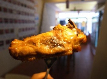 step3: 上烤肉架，烤至上色翻面續烤，約10-15分鐘。
烤箱180度預熱5分鐘再把醃好的雞翅放入烤箱180度烤上20分鐘即可。