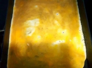 step3: 小火下油後下蛋漿，開始煎到少許變白時用鏟捲起