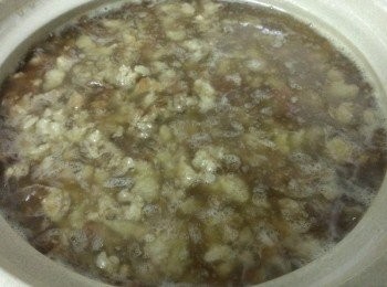 step4: 移至砂鍋加水至淹過肉~滾了之後小火慢燉一個半小時!