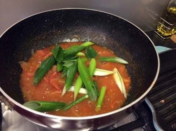 step7: 落蔥、糖、鹽同茄汁，炒均之後試味