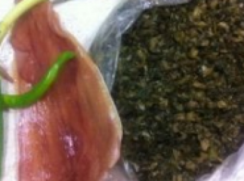 step1: 備酸菜，魷魚幹，青蒜，辣椒。