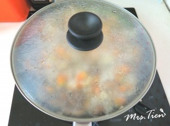 step3: 加水與白酒稍微淹過<span class="group_1">食材</span>小火悶煮約10分鐘(中間隔5分鐘翻炒避免黏鍋)