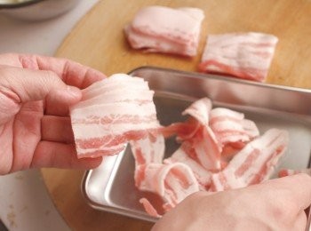 step3: 豬五花切5cm寬，撒上鹽與胡椒（分量外）。