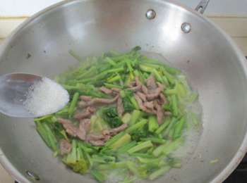 step6: 最後加入少許開水翻炒，再加入白糖調味即可熄火出鍋。