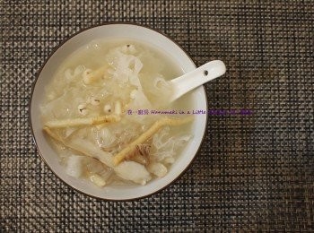 step1: 雪耳浸至膨漲, 把黄色部份去除, 切塊