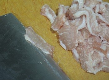 step1: 白米（1杯）在鍋內洗淨瀝乾水份，加入水（1杯）浸30分鐘。

豬頸肉洗淨吸引水份，斜切成薄片。