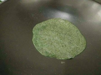 step1: 打蛋，蕃茄切塊或片狀，備用 ;