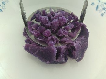 step1: 選用澳洲紫薯比較甜和無根,隔水蒸30分鐘,去皮壓蓉,如想有薯粒請攞起部份不要壓太蓉。