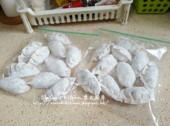 step7: 食物袋放入麵粉 , 將餃子放入拌勻 , 取出再放入保鮮袋 , 放入冰箱冷藏1小時