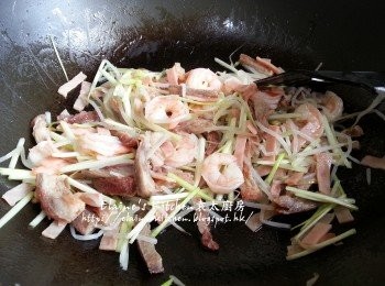 step6: 最後加入韭黃 , 銀芽拌勻