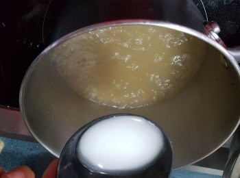 step15: 剩餘的烚蓮子湯加入打芡的生粉打個杰身芡(生粉用1湯匙加3湯匙水拌勻)