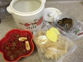step1: 先將圓肉、杞子、紅棗(去芯)浸洗至軟身，瀝乾備用，薑切片，花膠氽水發大，海參浸發備用