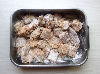 step3: 將醃製好的排骨肉挑出(蒜頭及辣椒末留下備用),排骨裹上適量的太白粉或地瓜粉,靜置五分鐘讓粉類反潮。