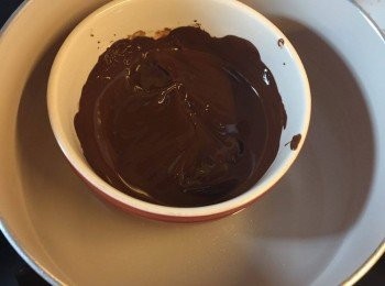 step1: 首先準備朱古力餡，將55% 朱古力隔水坐溶