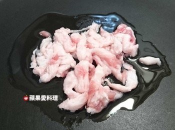 step3: 爆豬油：取出平底鍋，倒少許油，放入豬肉絲的豬油部分，開中火爆香。