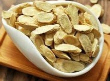 step1: 拿少許黃芪泡水半小時。