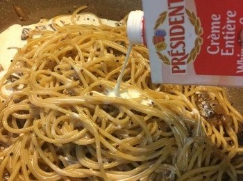step7: 之後倒入淡忌廉, 稍微煮滾後落鹽、黑胡椒調味