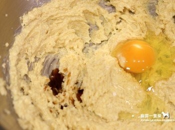 step5: 雞蛋、香草精放入拌勻。
