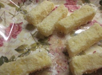 step4: 按照順序沾上薄薄一層麵粉→蛋液→麵包粉(退冰易碎,所以最好在結凍的狀態下操作)