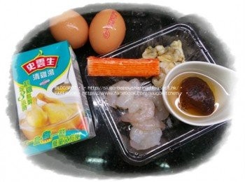 step1: 將所有材料洗淨，冬菇用水浸軟，去蒂，切開一半。