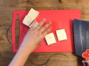 step1: 先將豆腐切四件，再每件對切