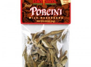 step1: 先用600毫升暖水浸乾牛肝菌菇20分鐘，瀝乾水備用。留浸菇的水備用