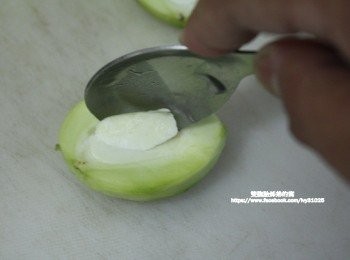 step5: 再用湯匙挖掉青芒果果實的白色蕊心。