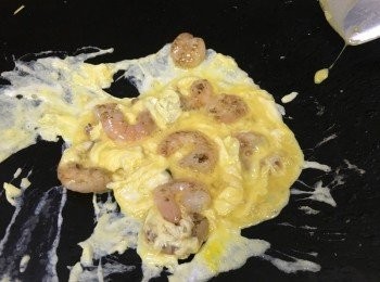 step5: 再加入蛋汁細火輕手快炒至滑蛋, 最後加入韮王炒一炒即成