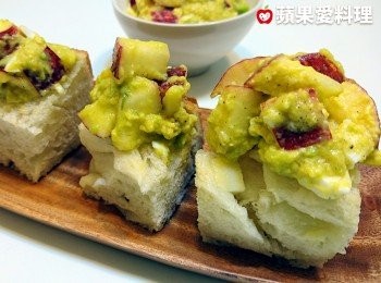 step4: 用湯匙挖取【蘋果酪梨蛋沙拉】，放在麵包上，吃早餐囉。