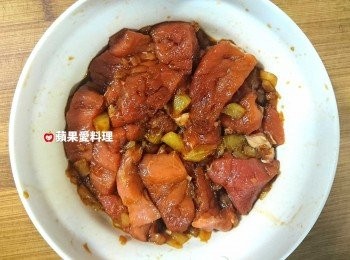 step2: 醃肉：豬里肌逆紋切片（厚度約1.5公分）、<span class="group_2">醃肉用</span>鳳梨切碎。將豬里肌、鳳梨、醬油置入碗中，用手抓一抓，醃20分鐘。