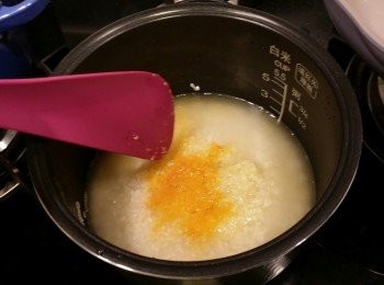 step5: 將半份炒香薑蒜蓉加入洗好的米在飯煲中，再加250 ml清雞湯，黃薑粉少許攪勻