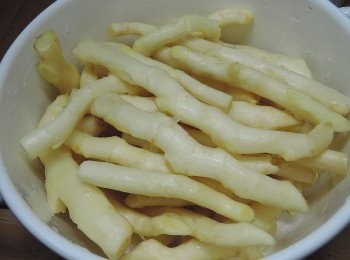 step2: 將嫩薑分為幾節，用湯匙逆向刮去比較厚的皮