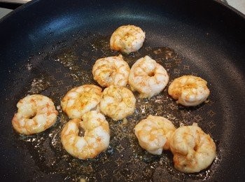 step1: 中蝦先剝殼去腸，用半茶匙鹽醃5分鐘，馬上用油炒至8成熟放上碟。

註:~殼和蝦頭備用
     ~炒完蝦煎鍋上的蝦油可再用，增加香
        味，但若菜色美觀可用吸油紙抹走。