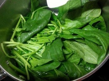 step2: 菠菜用滾水加半茶匙鹽出水3分鐘備用(不要蓋上蓋)