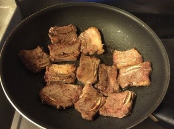 step3: 大火下油煎牛仔骨至兩邊金黃