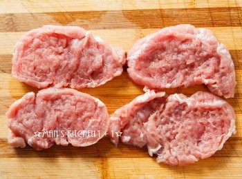 step1: 首先將腰內肉切成厚片再用肉垂拍打，並灑上少許的鹽巴。
