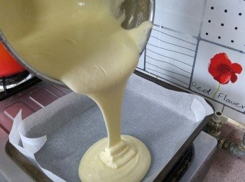 step4: 蛋糕槳倒進已舖上牛油紙的烤盤 （內圍 8.5吋X 11吋）