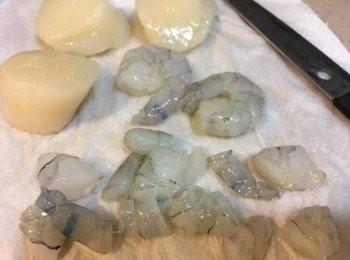 step2: 將蝦剥殼挑去腸然後切粒，帶子一樣切粒備用