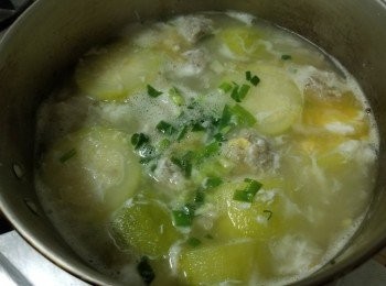 step7: 用約 2 湯碗水，放入節瓜，薑片大火滾起，放入咸蛋黃轉中火滾 30 分鐘