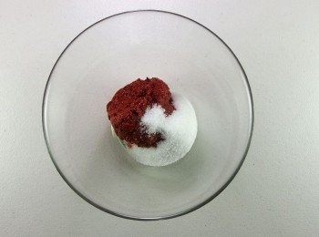 step2: 放入紅糟醬及糖。