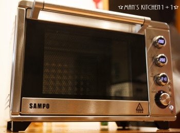 step1: 今天我們使用的是聲寶雙溫控油切旋風烤箱，38公升的大容量烤一支全雞不是問題，而且擁有旋風油切、發酵等許多功能，讓你做料理時更加簡單、輕鬆。