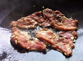 step2: 取出鍋加入適量的食油，把醃製好的肉片，一片一片的下鍋。
