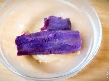 step1: 把紫薯半條先蒸熟
