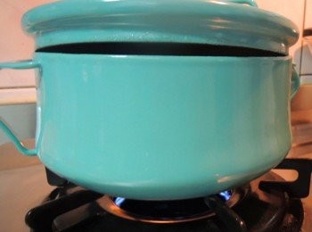 step4: 水煮滾之後轉最小火，鍋蓋留小縫，燉煮30分鐘