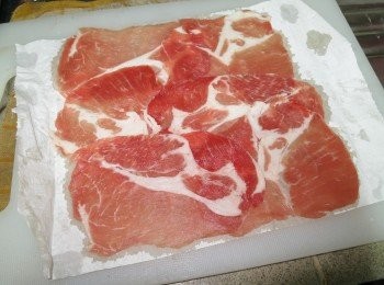 step3: 豬肉片上撒些生粉，把菠菜段放上，捲成卷，然後再撒些生粉